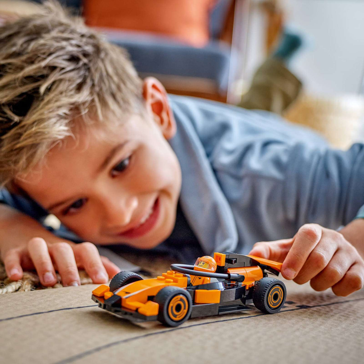 Voiture de course McLaren avec pilote de F1 60442