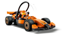 Voiture de course McLaren avec pilote de F1 60442